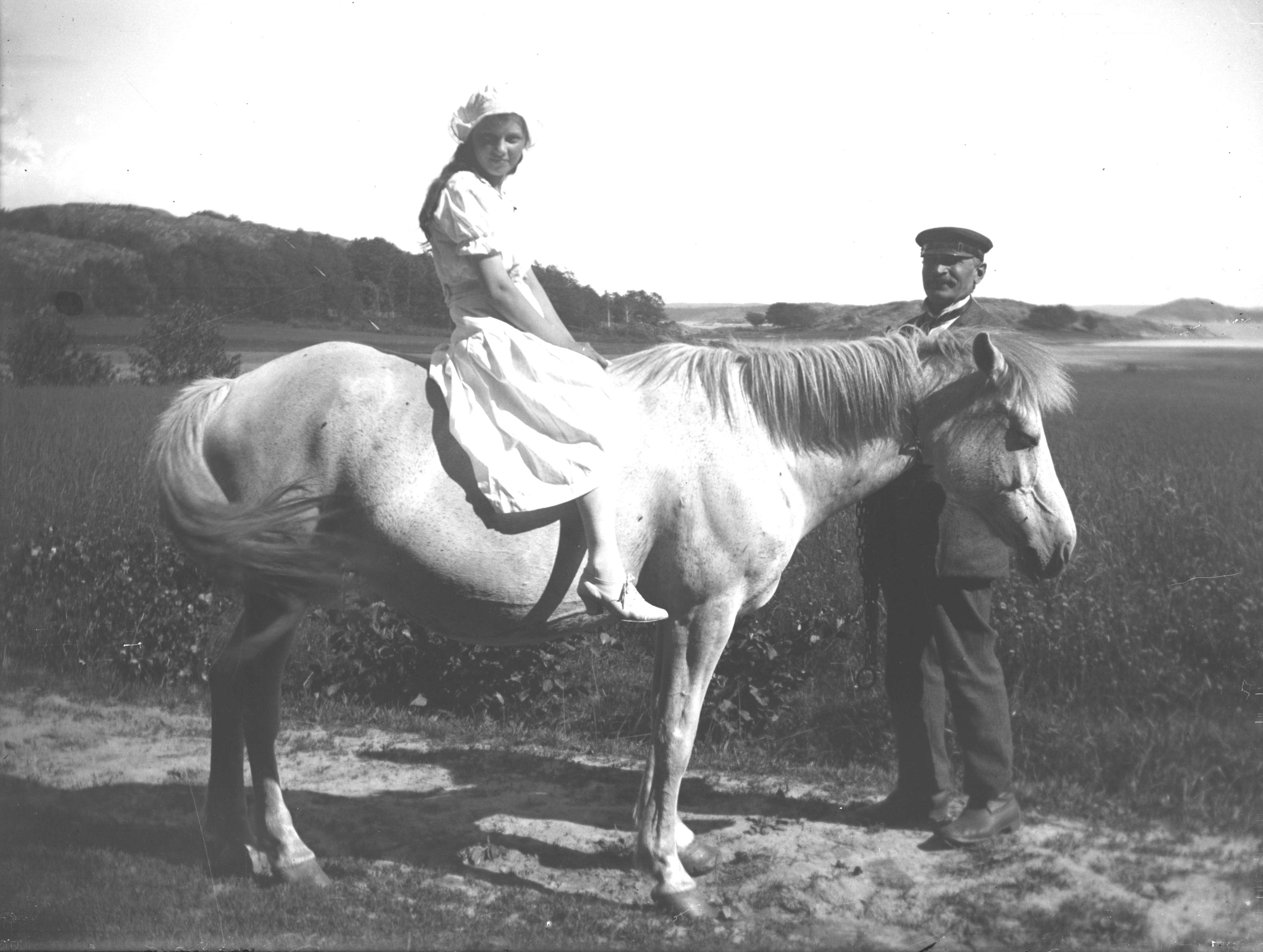Flicka på en vit häst, sögård